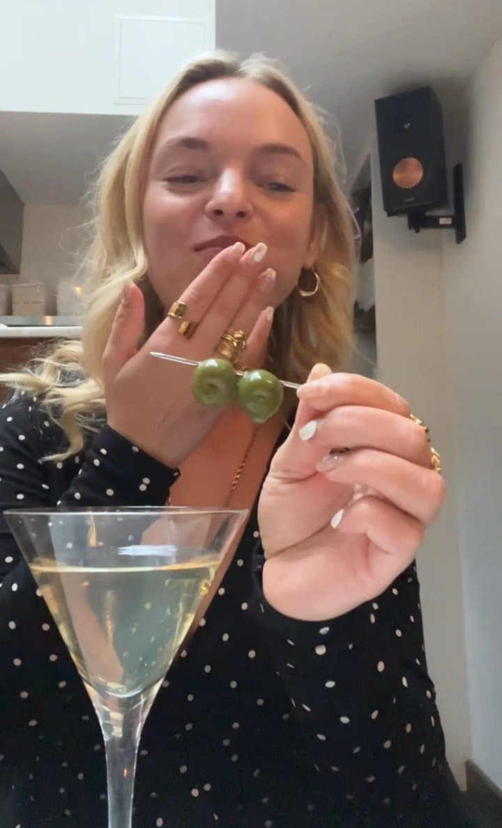 Video review of Three Sheets Soho by Anastasia