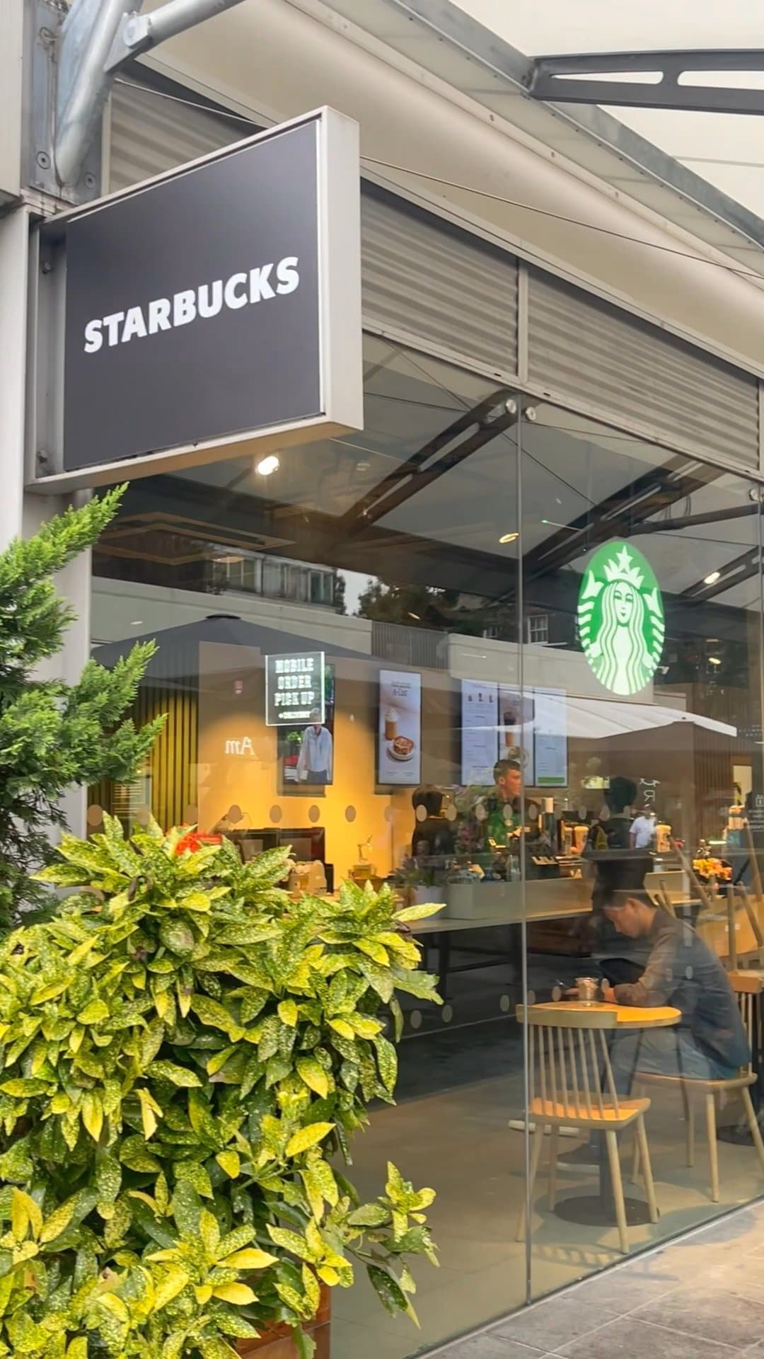 Video review of Starbucks Coffee by Adventurer in London