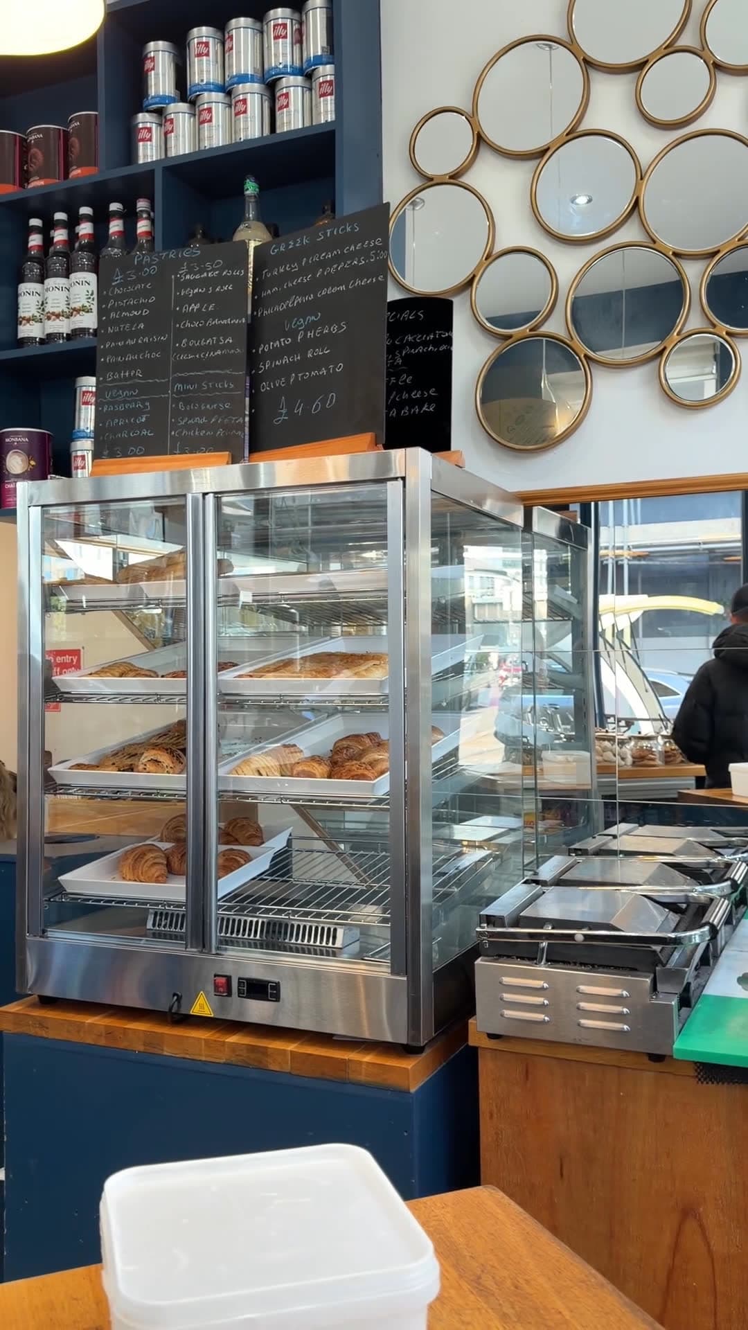 Video review of Creamor Cafe by Dimash